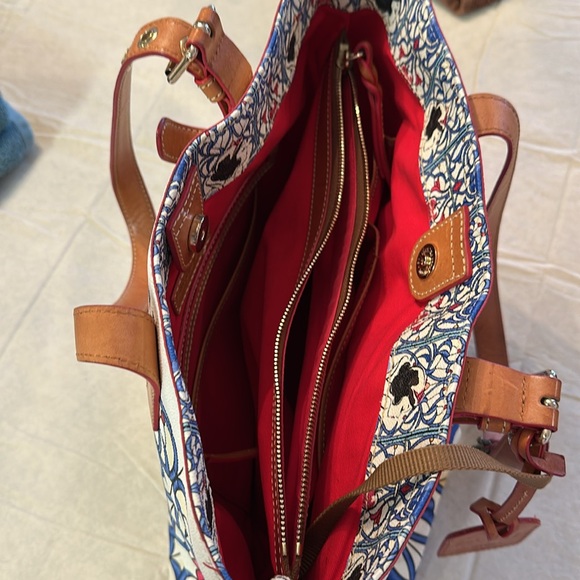 Dooney & Burke Disney’s Snow White Tote bag. - Picture 8 of 12